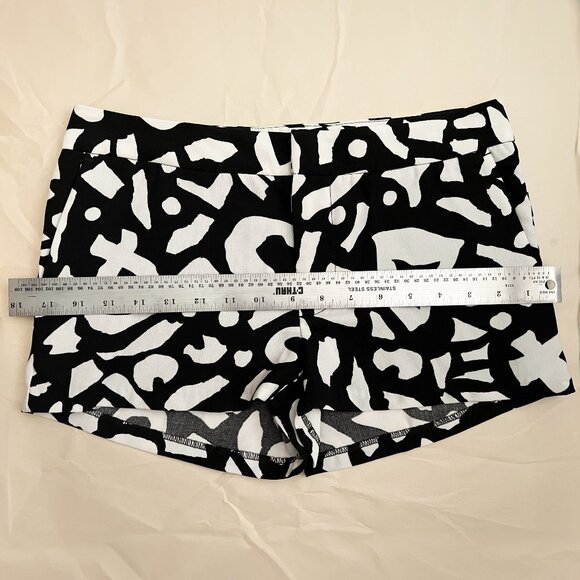NWOT Urban Outfitters Alice & UO Black & White Patterned Shorts Size 0 - Picture 13 of 14